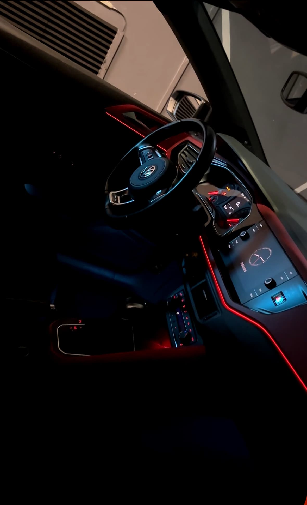 Ambient light w drzwiach auta - wielokolorowe oswietlenie wnetrza