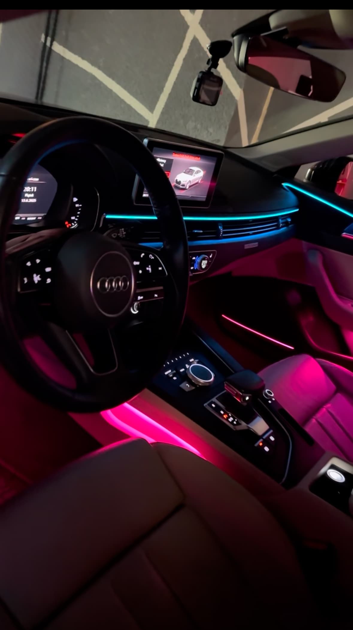 Detal podswietlenia ambient we wnetrzu samochodu