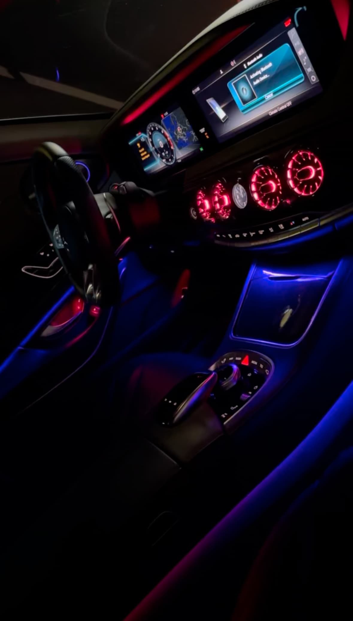 Ambient lighting nocny efekt w kabinie auta