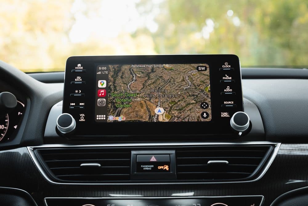 System multimedialny po doposazeniu w CarPlay i Android Auto