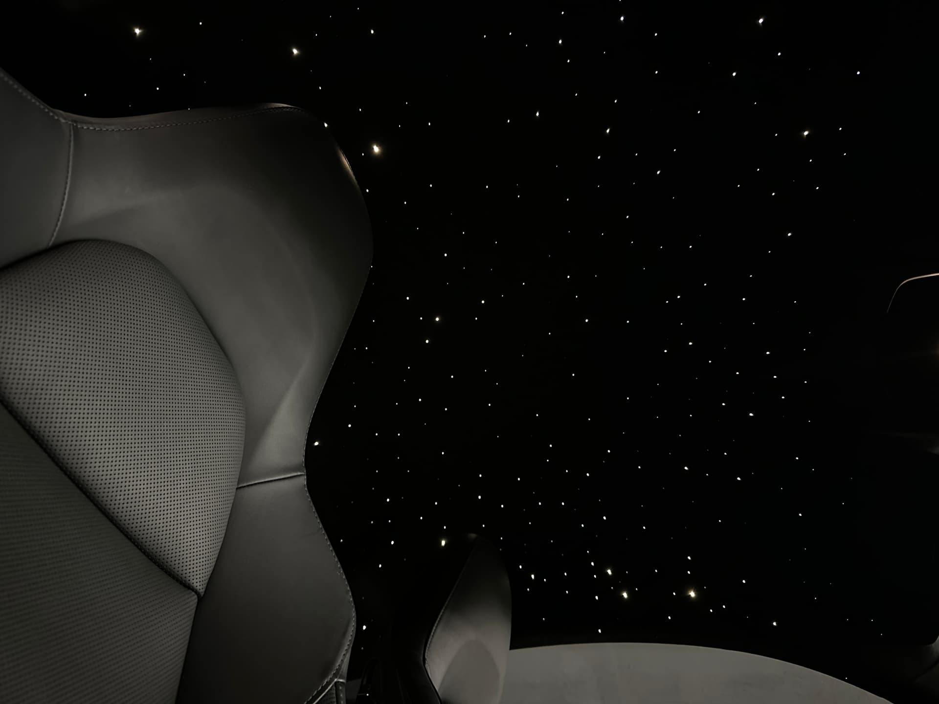 Luksusowe gwiezdne niebo w samochodzie - widok po zmroku