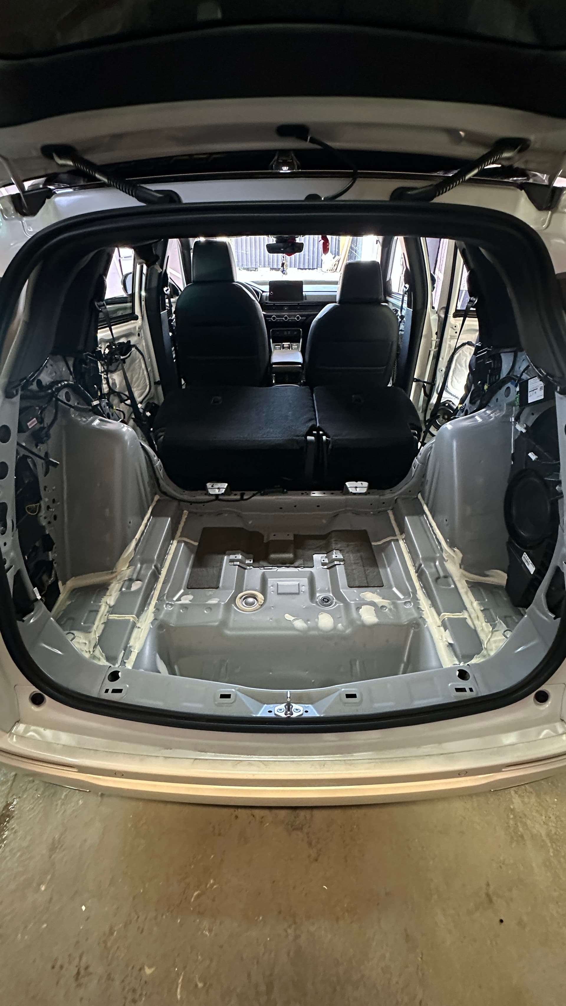 Wyciszanie drzwi samochodu - maty butylowe i pianki akustyczne