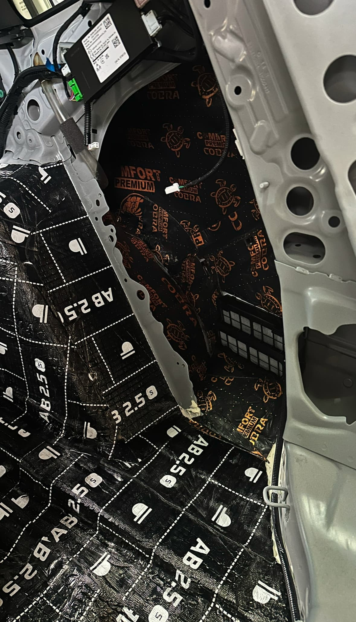 Materialy do wygluszenia auta - realizacja Scar Studio Warszawa