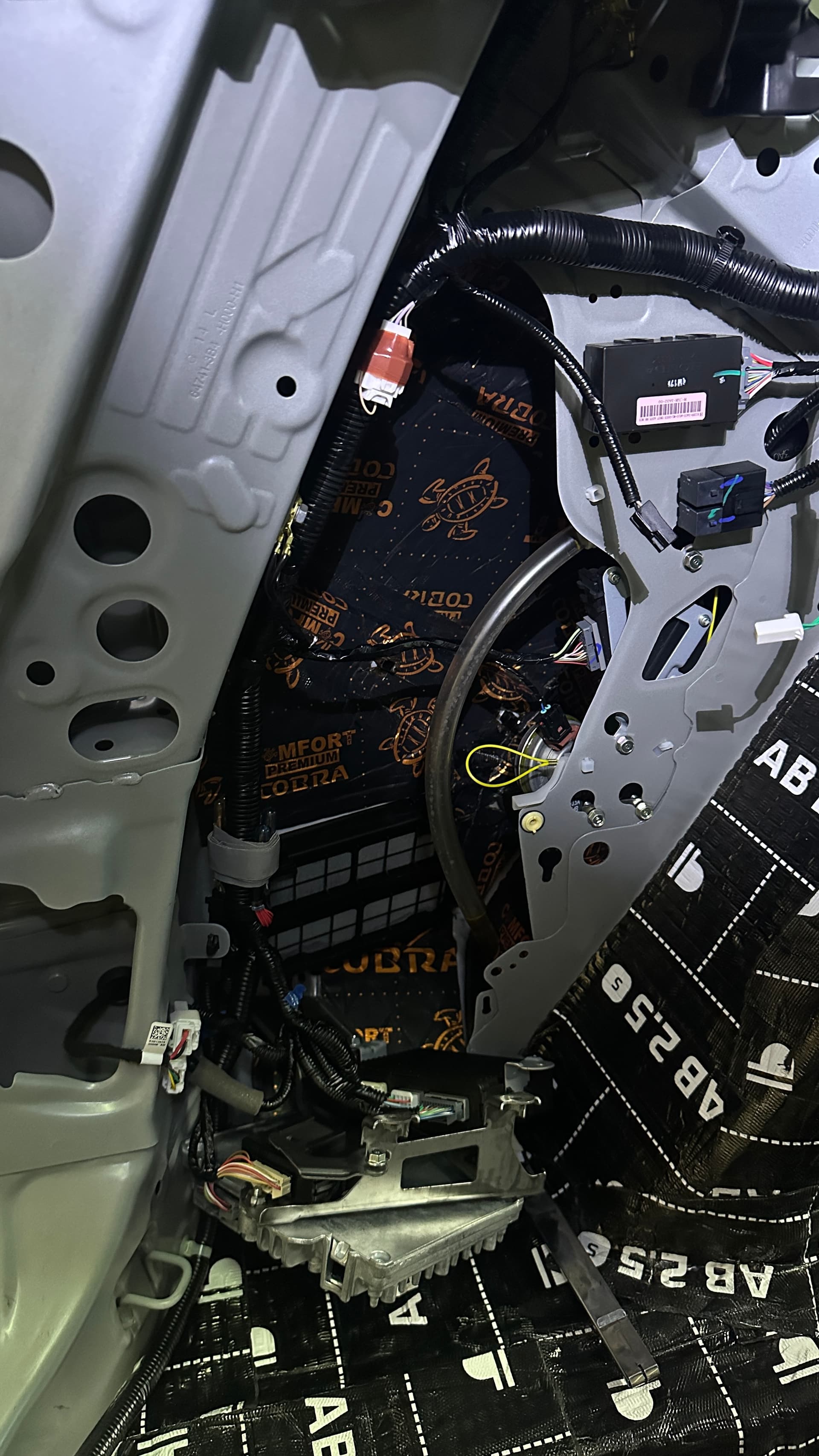 Przygotowanie elementow do wyciszania kabiny samochodu