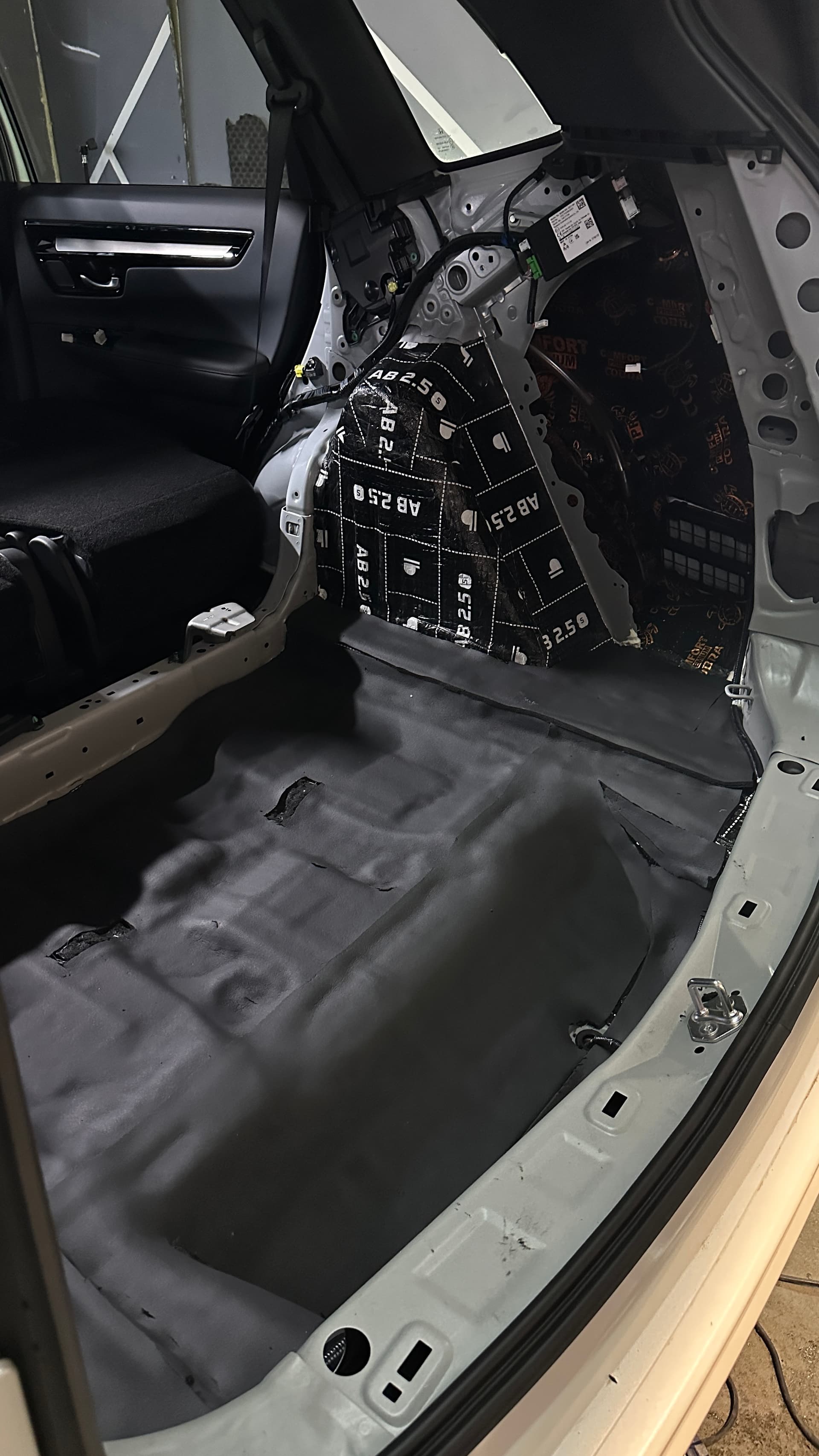 Wyciszanie nadkoli i podlogi samochodu - detal wykonania